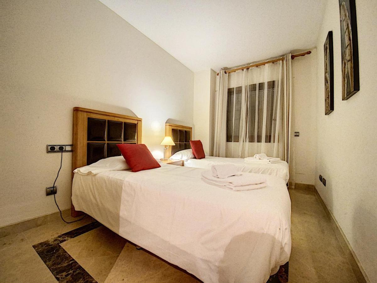 Lovely Apartment With Pool & Sea Views - Marina Del Castillo 2129 Манилва Екстериор снимка