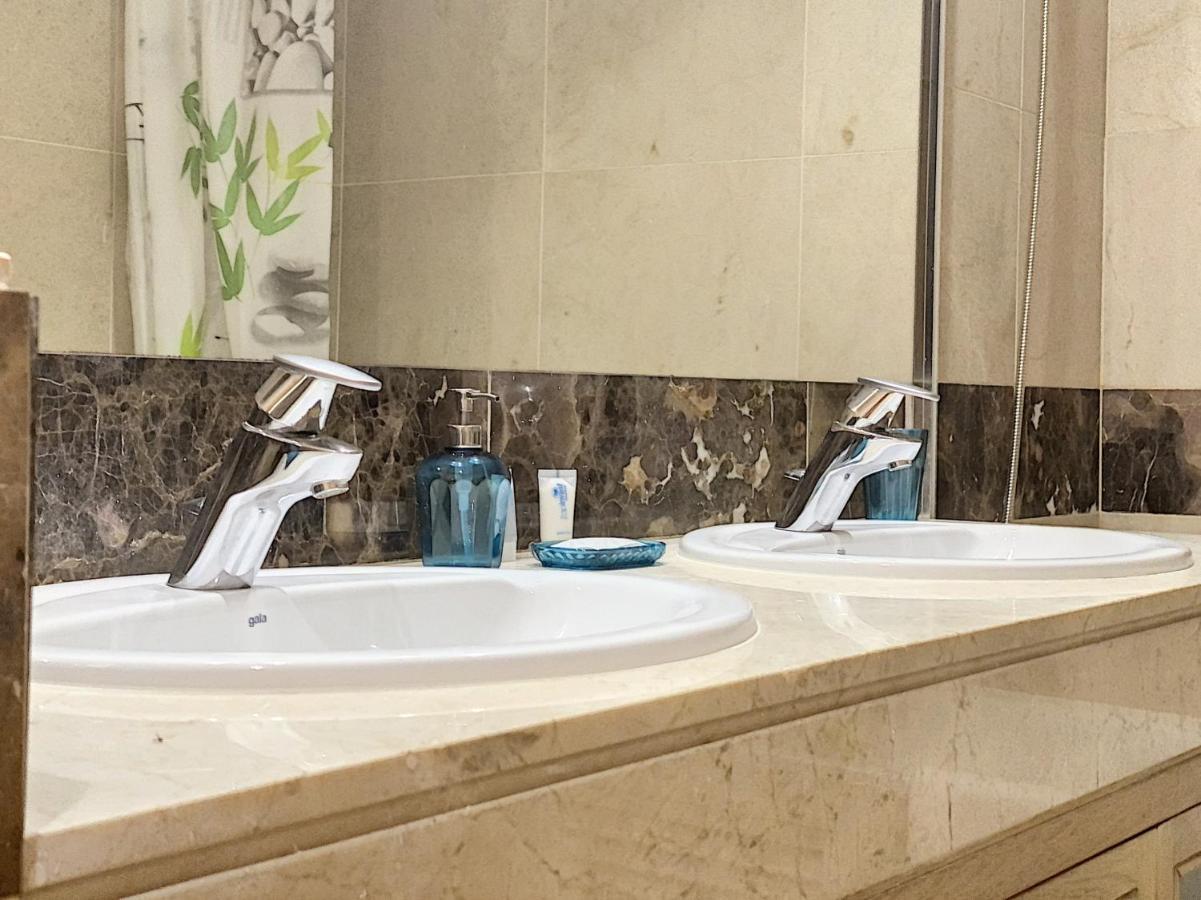 Lovely Apartment With Pool & Sea Views - Marina Del Castillo 2129 Манилва Екстериор снимка