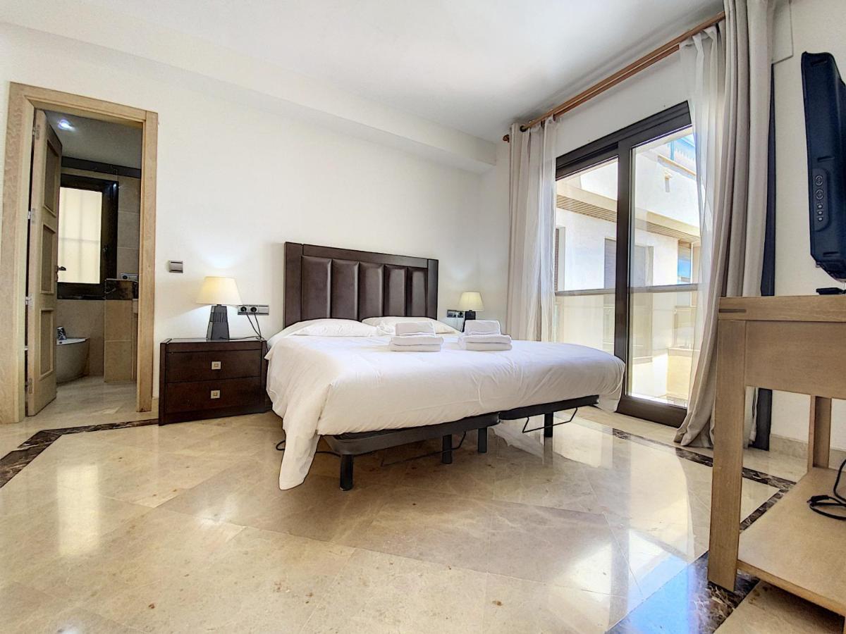 Lovely Apartment With Pool & Sea Views - Marina Del Castillo 2129 Манилва Екстериор снимка